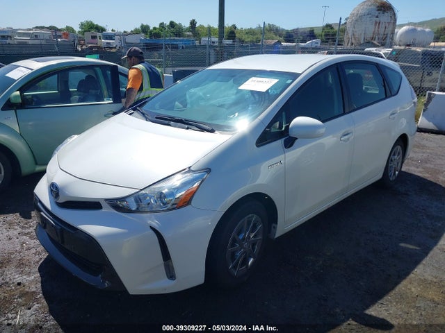 Toyota Prius V Three 2016 JTDZN3EU1GJ049069 Image 2