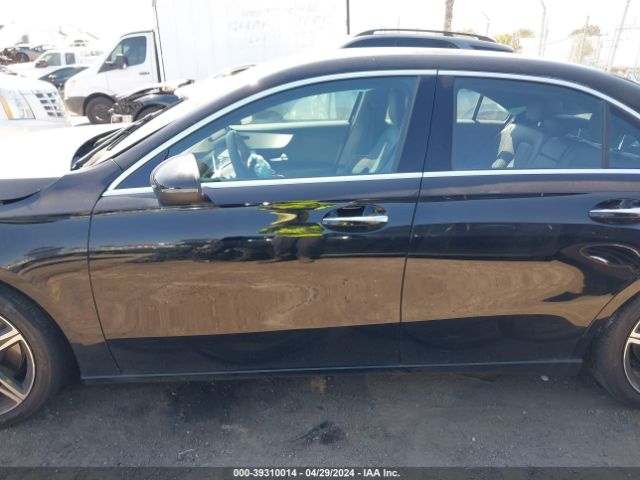 W1K3G4EB5NJ364688 Mercedes-Benz A 220