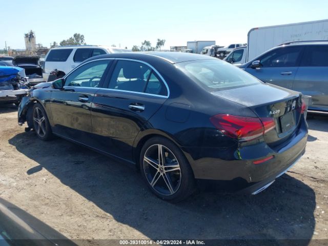 W1K3G4EB5NJ364688 Mercedes-Benz A 220