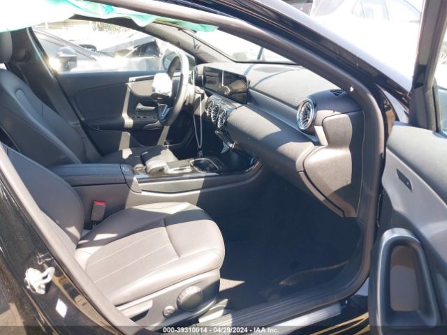W1K3G4EB5NJ364688 Mercedes-Benz A 220