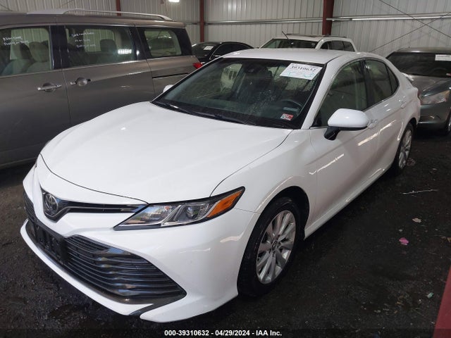 Toyota CAMRY LE 2018 JTNB11HK8J3010420 Image 2