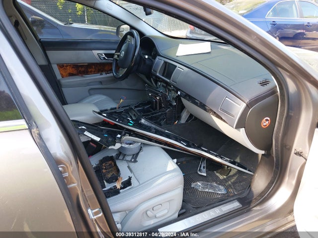 2009 JAGUAR XF SAJWA05B69HR05490 Photo 4