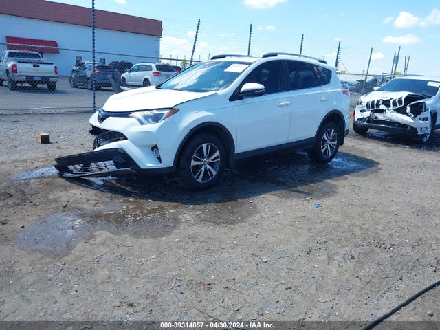 Toyota Rav4 Xle 2017 JTMWFREV8HJ129059 Image 2