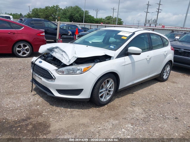 Ford FOCUS SE 2018 1FADP3K25JL269114 Image 2