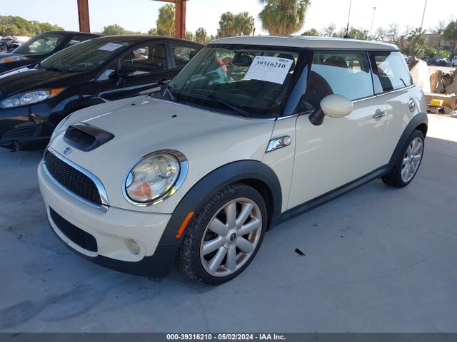2008 MINI COOPER S WMWMF73518TV34034 Photo 1
