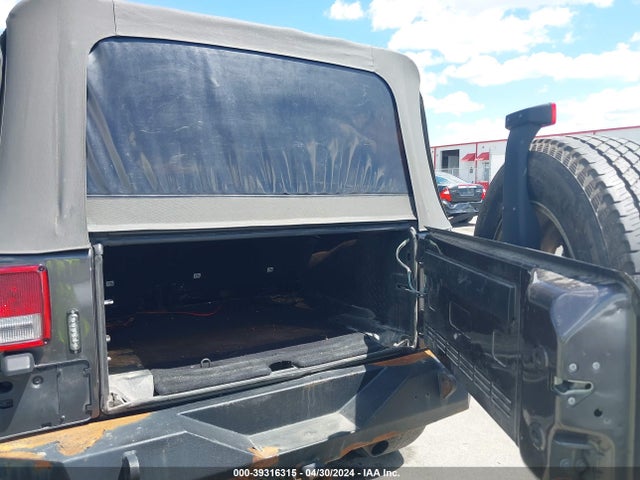 1C4BJWDG8EL298898 Jeep Wrangler Unlimited Sport
