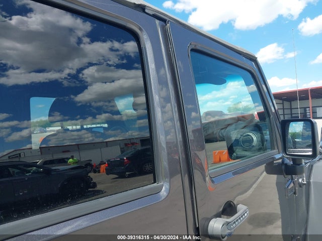 1C4BJWDG8EL298898 Jeep Wrangler Unlimited Sport