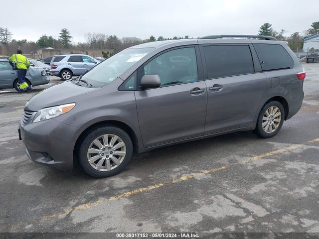 Toyota Sienna Le 7 Passenger 2015 5TDJK3DC2FS112938 Image 2