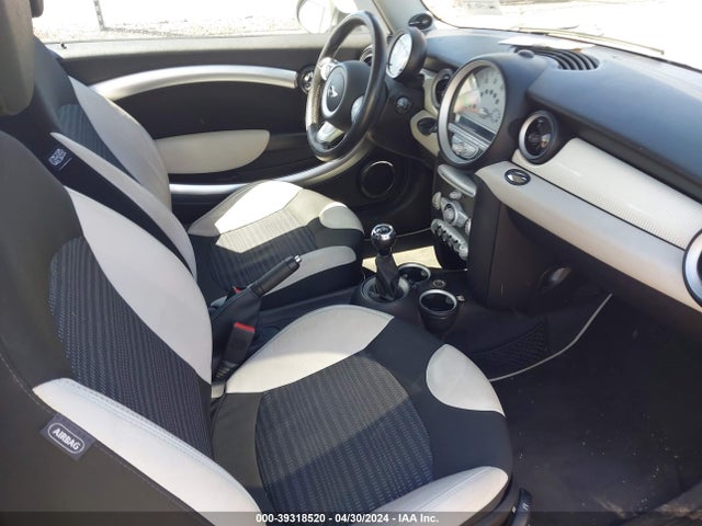 2010 MINI COOPER WMWMF3C53ATU77611 Photo 4