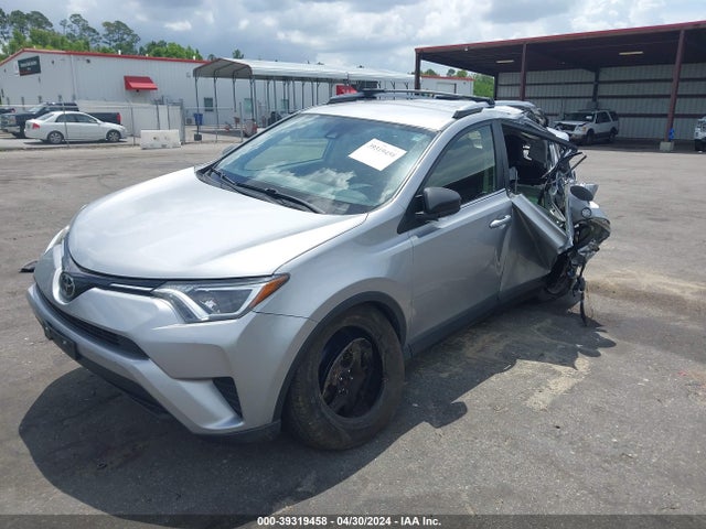 Toyota RAV4 LE 2018 JTMBFREV6JJ255151 Image 2