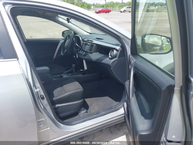 Toyota RAV4 LE 2018 JTMBFREV6JJ255151 Image 5