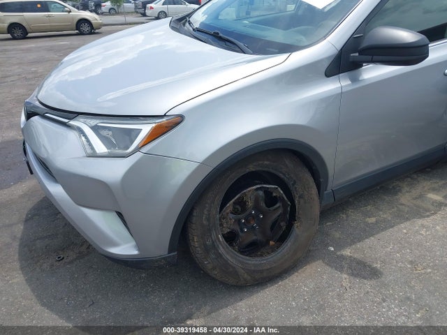 Toyota RAV4 LE 2018 JTMBFREV6JJ255151 Image 6