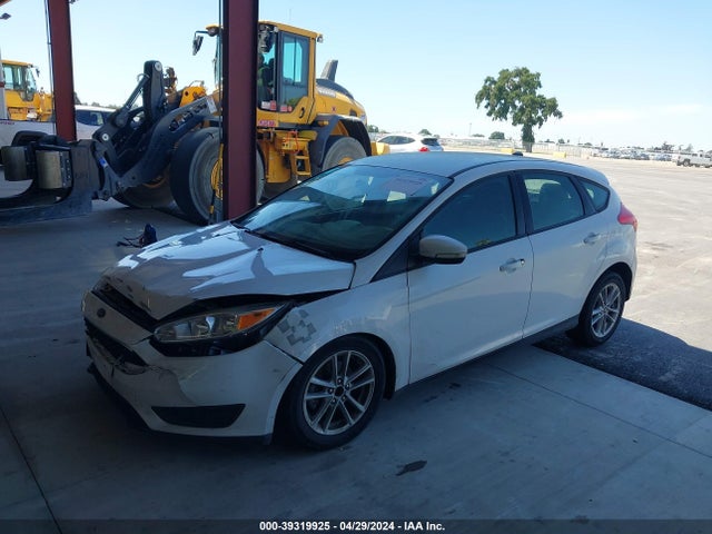 Ford FOCUS SE 2017 1FADP3K20HL223927 Image 2
