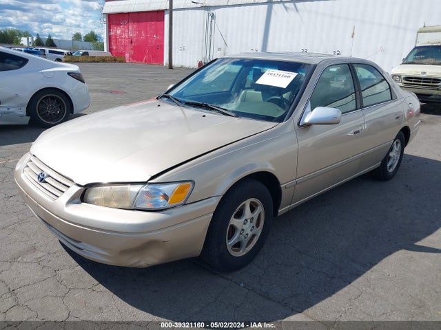 39321160 :رقم المزاد ، JT2BG28K8W0250156 vin ، 1998 Toyota Camry Le مزاد بيع