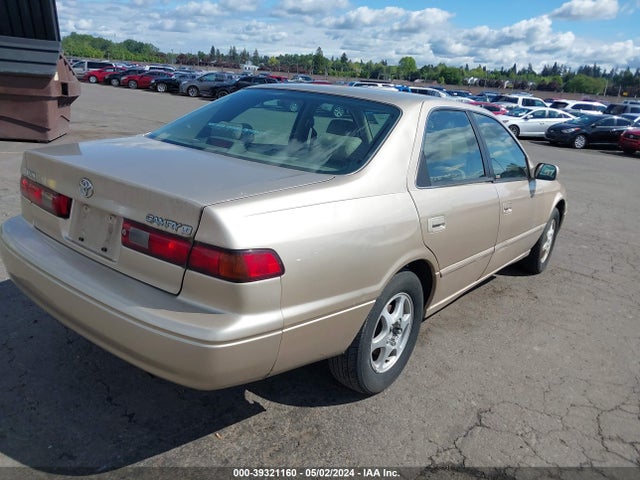 39321160 :رقم المزاد ، JT2BG28K8W0250156 vin ، 1998 Toyota Camry Le مزاد بيع
