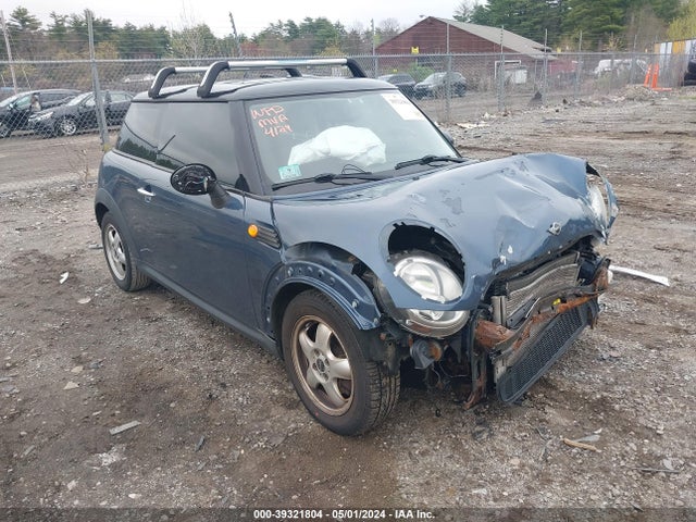 2010 MINI COOPER WMWMF3C5XATZ26945 Photo 0