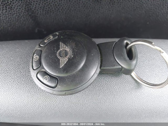 2010 MINI COOPER WMWMF3C5XATZ26945 Photo 10