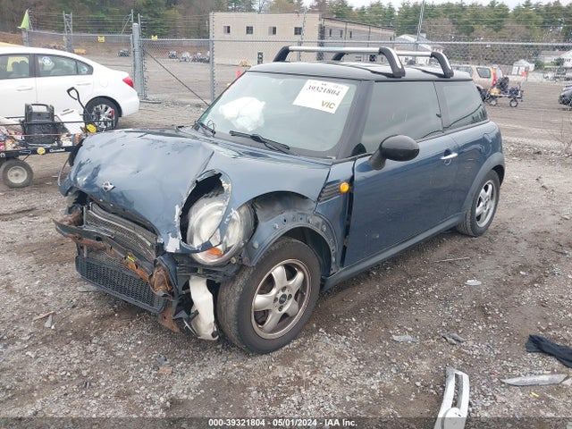 2010 MINI COOPER WMWMF3C5XATZ26945 Photo 1