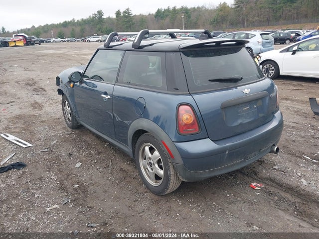 2010 MINI COOPER WMWMF3C5XATZ26945 Photo 2