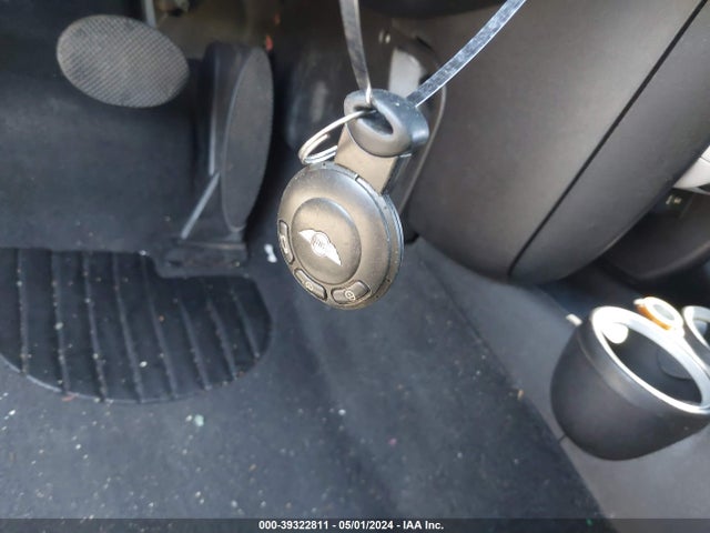 2010 MINI COOPER WMWMR3C56ATU98332 Photo 10