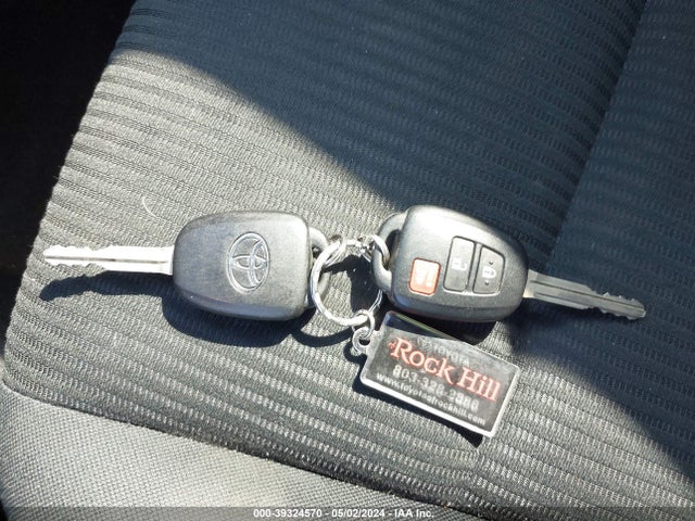 Toyota RAV4 LE 2017 JTMZFREV0HJ134818 Image 11