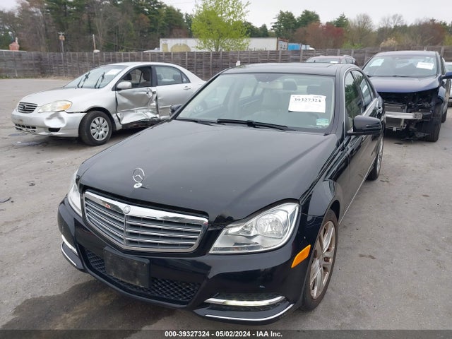Mercedes-Benz C 300 2014 WDDGF8AB2EG246080 Image 2