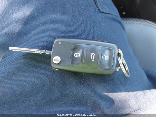 39327726 :رقم المزاد ، 3VWJP7AT3DM658770 vin ، 2013 Volkswagen Beetle 2.5l مزاد بيع