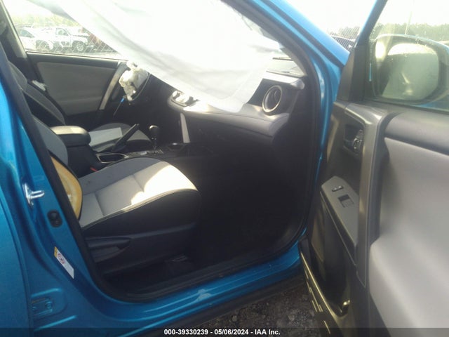 JTMWFREV7JD131423 Toyota Rav4 Xle