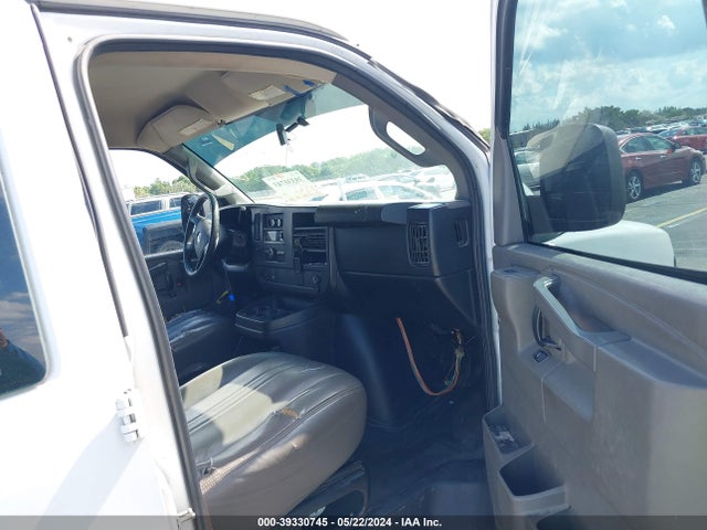 Chevrolet Express 2500 Work Van 2017 1GCWGAFF5H1310075 Image 5
