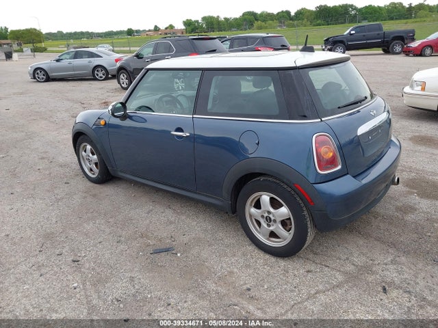 2010 MINI COOPER WMWMF3C58ATZ64545 Photo 2