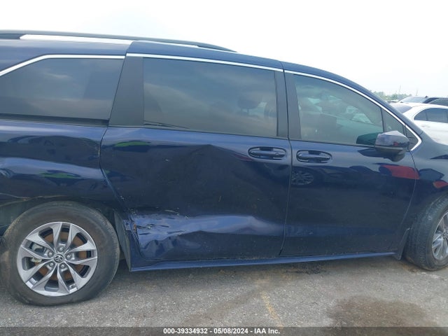 Toyota SIENNA LE 2022 5TDKRKEC5NS124668 Image 12