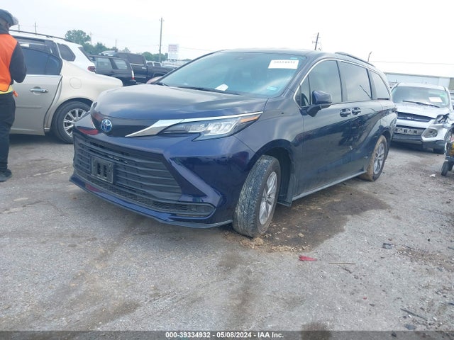 Toyota SIENNA LE 2022 5TDKRKEC5NS124668 Image 2