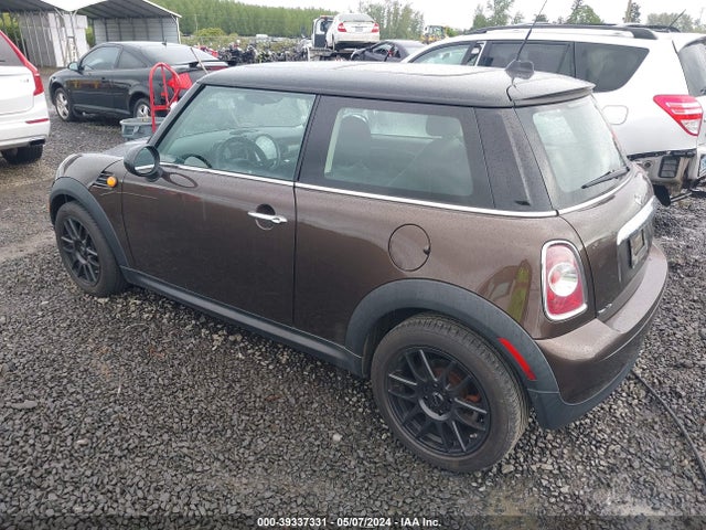 2011 MINI COOPER WMWSU3C50BT182528 Photo 2