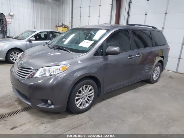 Toyota Sienna Xle 8 Passenger 2017 5TDYZ3DC2HS887494 Image 2