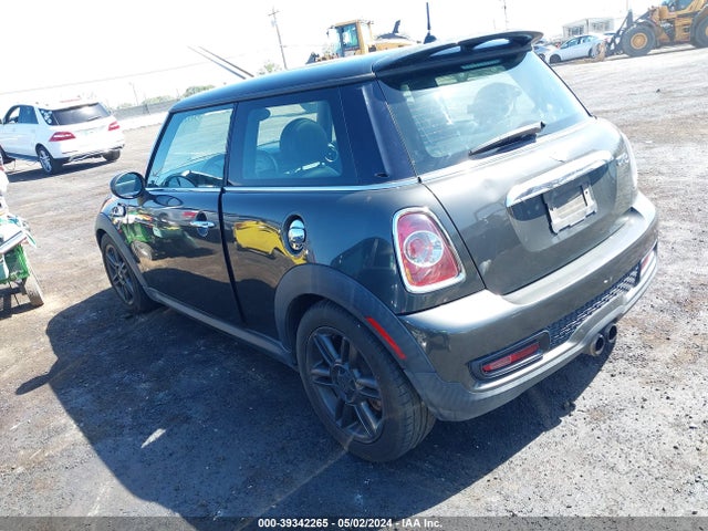 2011 MINI COOPER S WMWSV3C54BTY11821 Photo 2