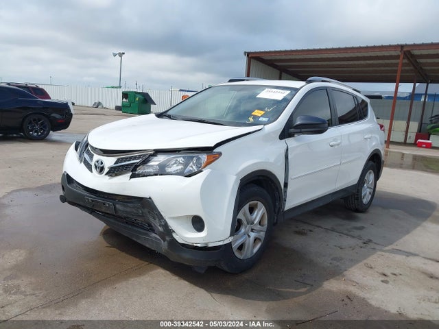 Toyota RAV4 LE 2015 JTMZFREV5FD080668 Image 2
