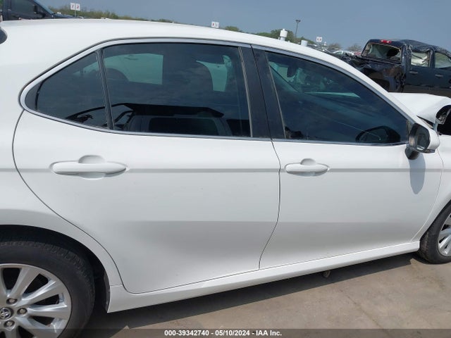 Toyota CAMRY LE 2018 4T1B11HK7JU577258 Image 13