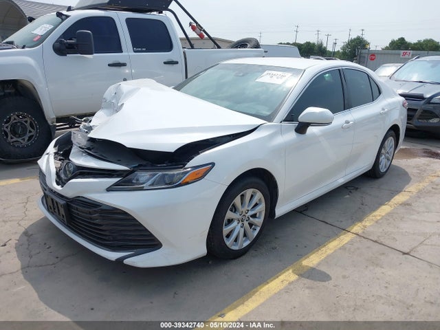 Toyota CAMRY LE 2018 4T1B11HK7JU577258 Image 2