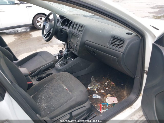 3VW2K7AJXFM201975 Volkswagen Jetta 2.0l S