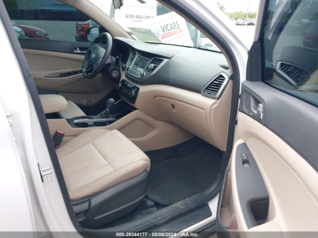KM8J33A48HU470016 Hyundai TUCSON SE