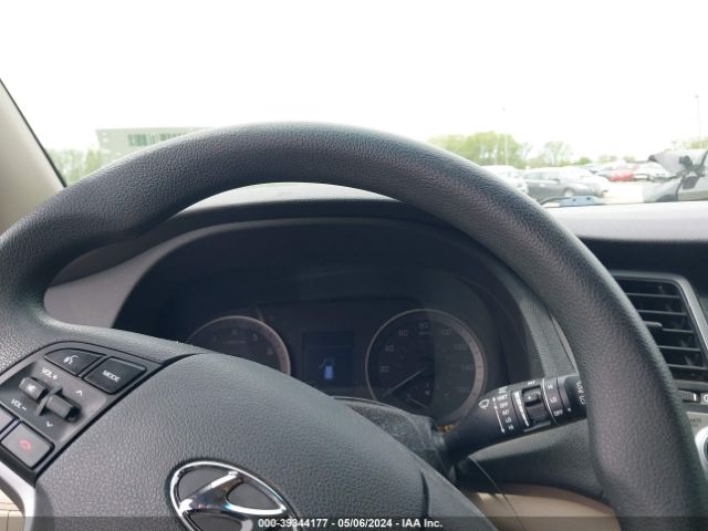 KM8J33A48HU470016 Hyundai TUCSON SE