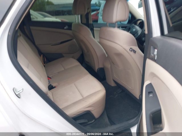 KM8J33A48HU470016 Hyundai TUCSON SE