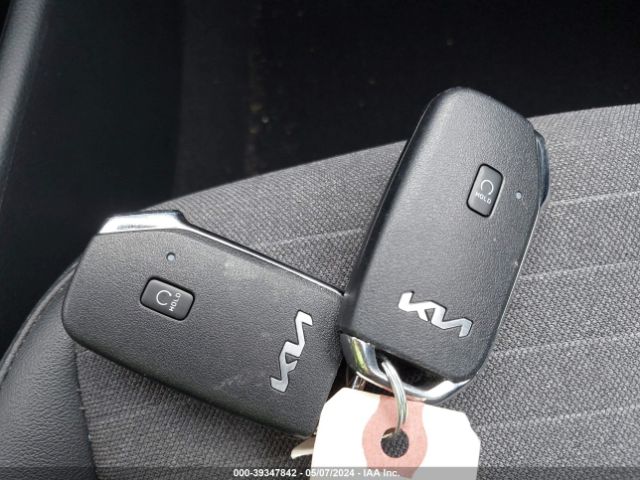 KNDEU2AA8P7410379 KIA SELTOS S