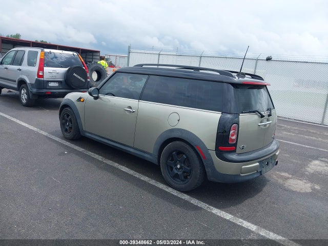 2011 MINI COOPER CLUBMAN WMWZF3C55BTY00838 Photo 2