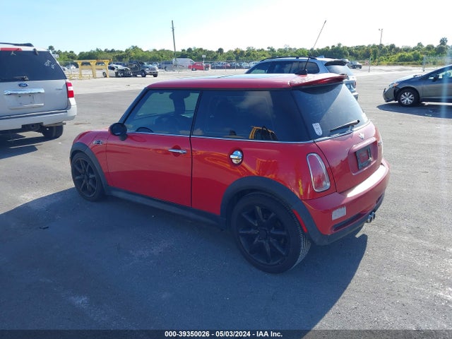2006 MINI COOPER S WMWRE335X6TJ40644 Photo 2