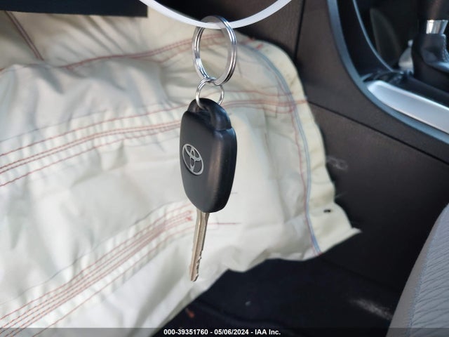 Toyota COROLLA LE 2018 5YFBURHE0JP844015 Image 11
