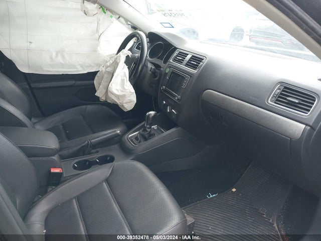 3VWDB7AJ5JM229362 Volkswagen Jetta 1.4t Se/1.4t Wolfsburg Edition