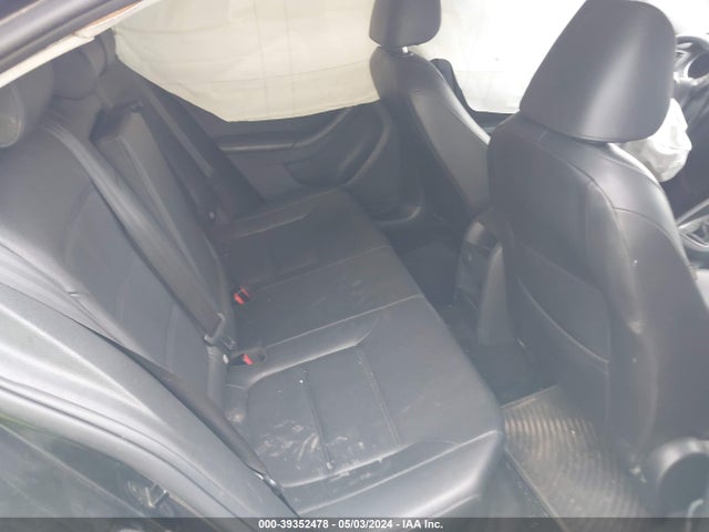 3VWDB7AJ5JM229362 Volkswagen Jetta 1.4t Se/1.4t Wolfsburg Edition