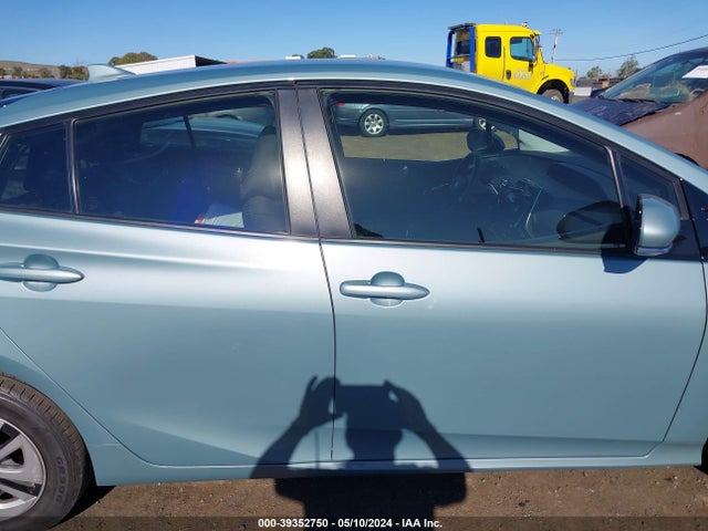 Toyota Prius Two Eco 2016 JTDKARFU6G3001733 Image 14