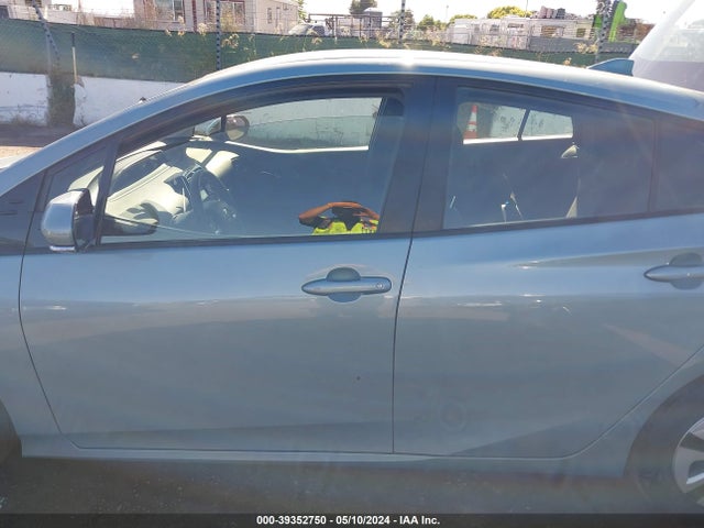Toyota Prius Two Eco 2016 JTDKARFU6G3001733 Image 15